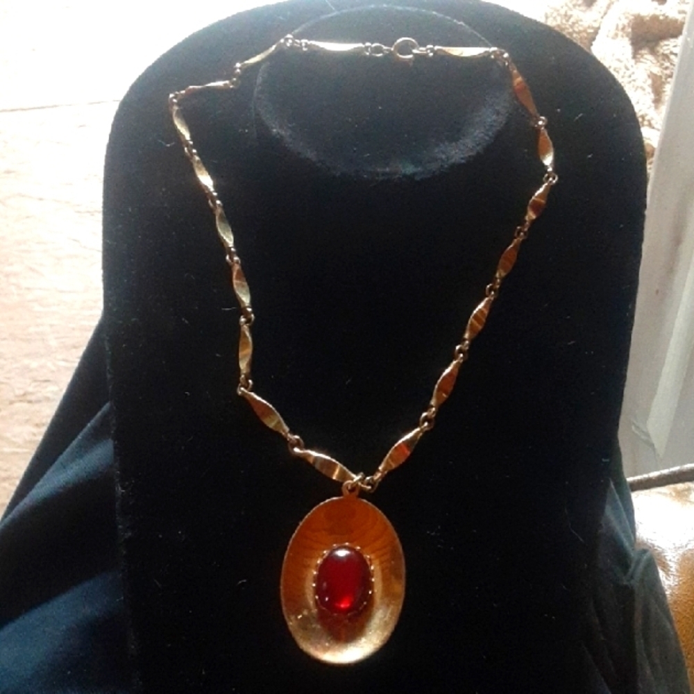 Elegant Gold Tone and Red Necklace with Decorative Chain and Oval Pendant